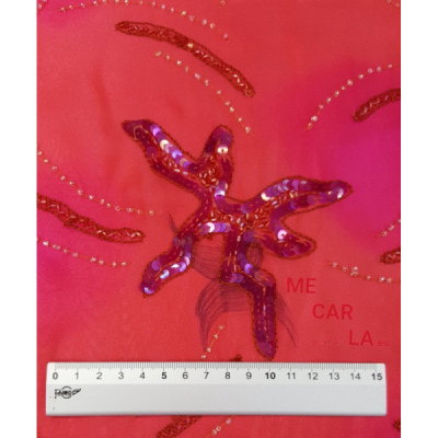 Seda natural fucsia bordada con pedrería y lentejuela plana