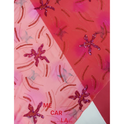 Seda natural fucsia bordada con pedrería y lentejuela plana