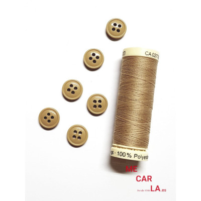 Botón beige cuatro agujeros